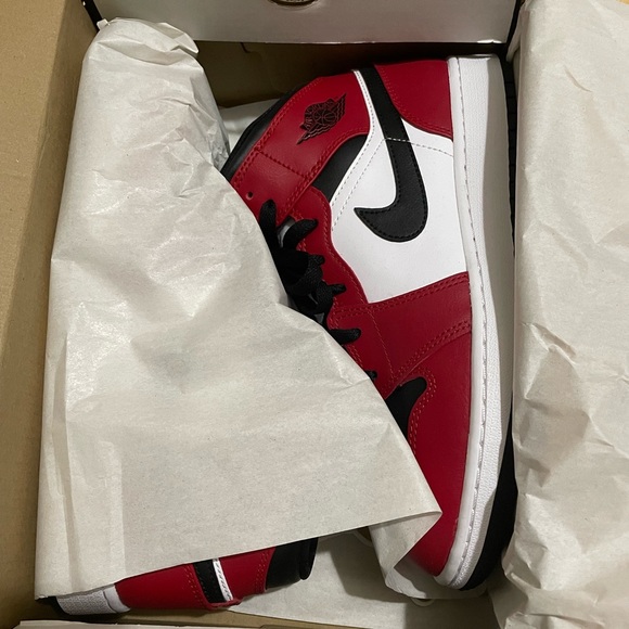 BNIB Air Jordan 1 mid (GS) black-gym red Chicagos 554725 069 6Y: womens 7.5-8 - Picture 5 of 7